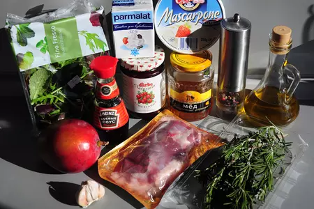 Тёплый салат с уткой, грилованным манго и кубиками ягодного желе: шаг 6