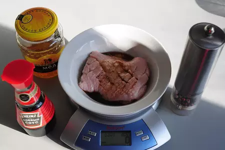 Тёплый салат с уткой, грилованным манго и кубиками ягодного желе: шаг 7