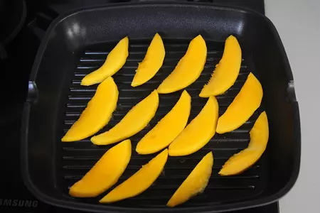 Тёплый салат с уткой, грилованным манго и кубиками ягодного желе: шаг 8