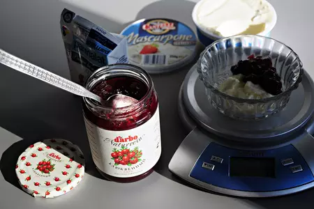 Тёплый салат с уткой, грилованным манго и кубиками ягодного желе: шаг 9