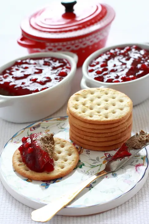 Говяжья печень с розмариновым маслом и желе из брусничного соуса: шаг 9