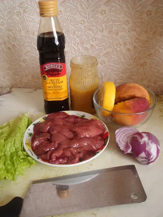 Теплый салат с куриной печенью и карамельным луком за 15 минут. гламурим дальше!!!!!!!!!: шаг 1