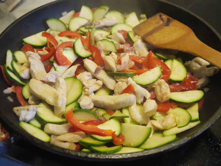 Воскресный омлет с курицей, паприкой и цукини: шаг 3