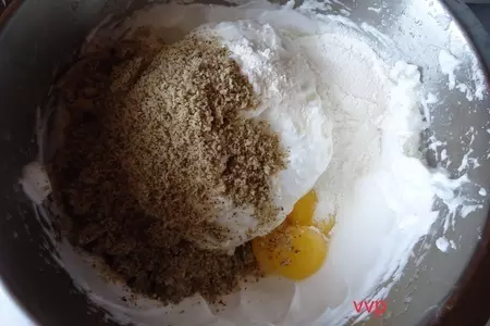 Шоколадно-ореховый рулет с ореховым кремом: шаг 1
