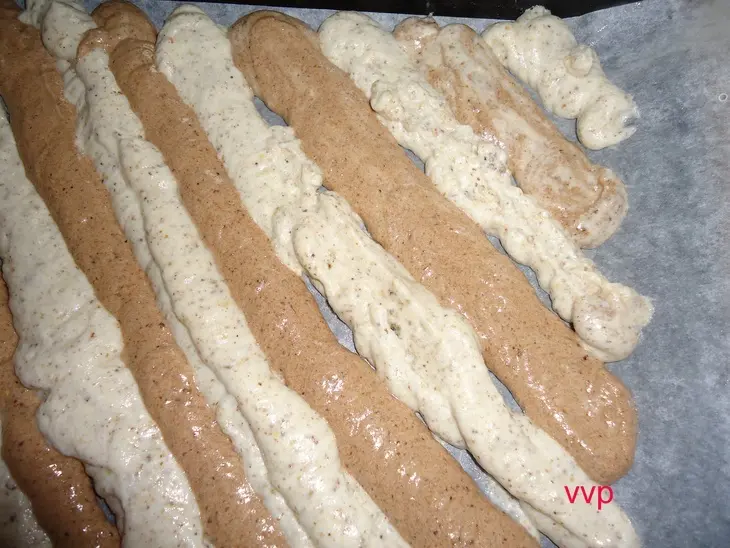 Шоколадно-ореховый рулет с ореховым кремом: шаг 2
