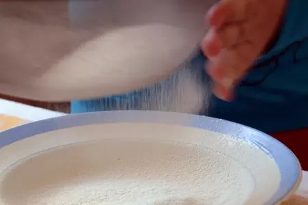Тонкие блинчики на кефире и кипятке: шаг 3