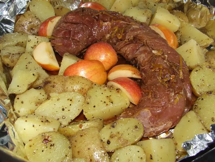 Маринованная свиная вырезка запеченная с картошкой: шаг 1