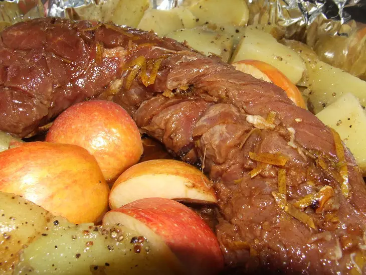 Маринованная свиная вырезка запеченная с картошкой: шаг 2