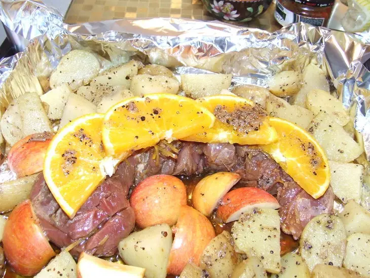 Маринованная свиная вырезка запеченная с картошкой: шаг 3