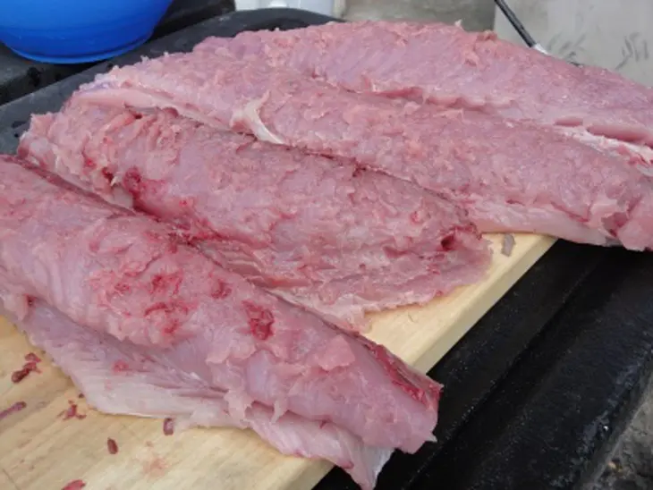 Желто-пёрый с икрой летучей рыбы и ананасом: шаг 3