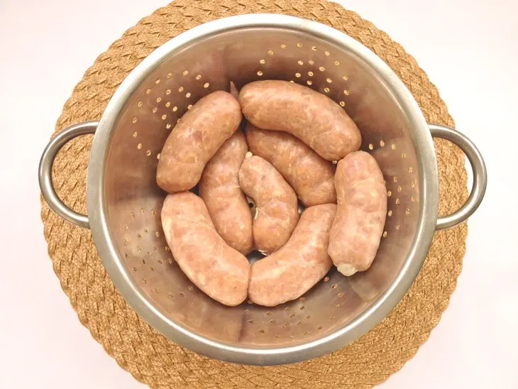 Домашние свиные колбаски с тушеной капустой: шаг 4