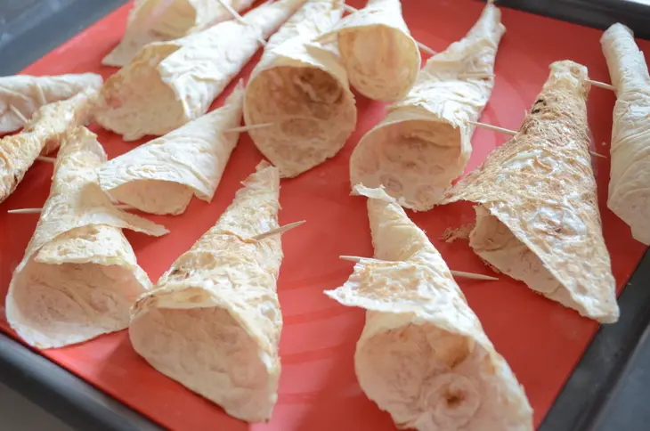 Кулечки из лаваша с сыром и виноградом: шаг 1