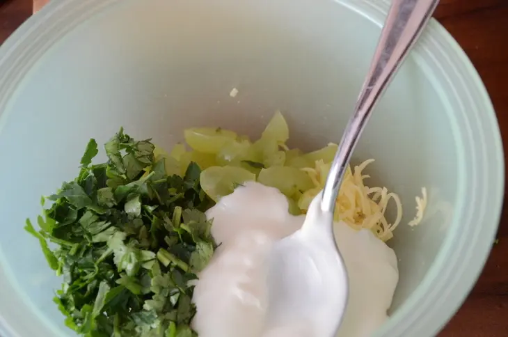 Кулечки из лаваша с сыром и виноградом: шаг 2
