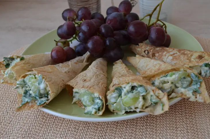 Кулечки из лаваша с сыром и виноградом: шаг 4