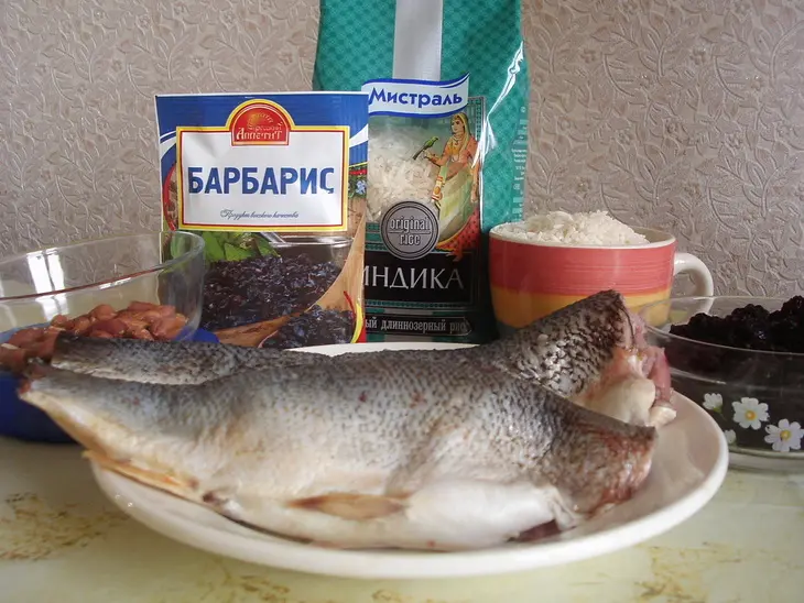 Рыба, фаршированная рисом с барбарисом: шаг 1