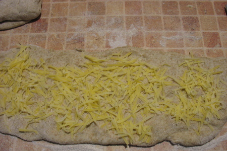 Хлеб с сыром и  маслинами по стопам чиабатты: шаг 5