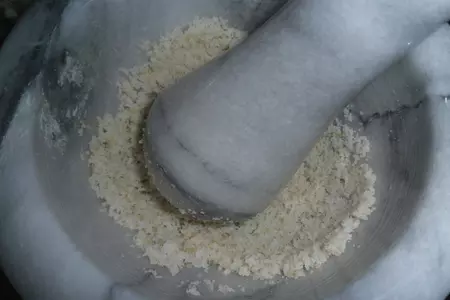 Кокосовые блинчики с манговым муссом и малиново-кунжутным соусом "des tropiques": шаг 3