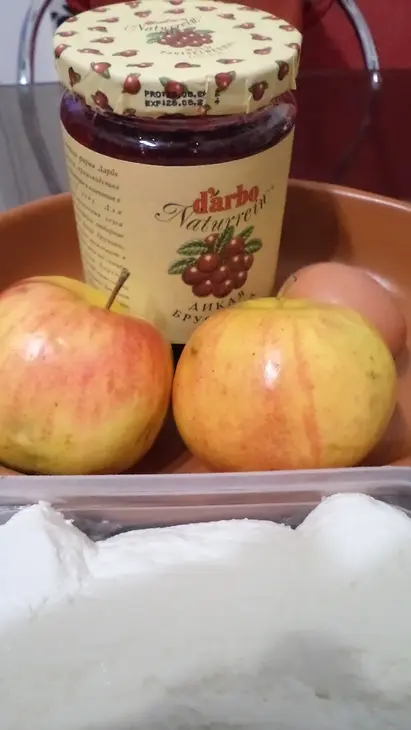 Яблоки, фаршированные творогом, с брусничным соусом darbo и шоколадом!: шаг 1