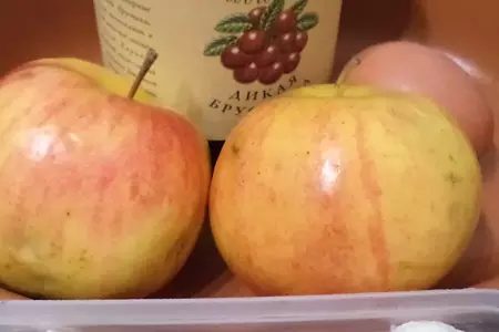 Яблоки, фаршированные творогом, с брусничным соусом darbo и шоколадом!: шаг 1