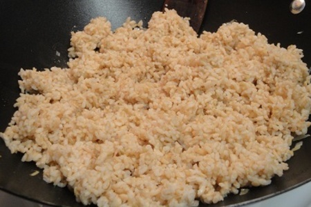 Жареный рис с креветками и луком: шаг 5