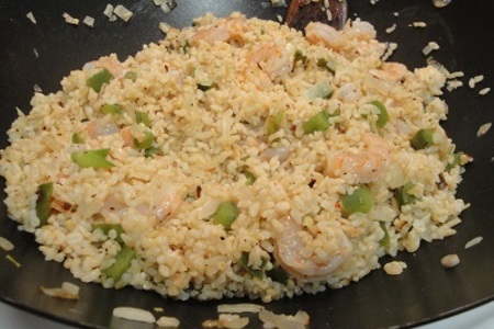 Жареный рис с креветками и луком: шаг 6