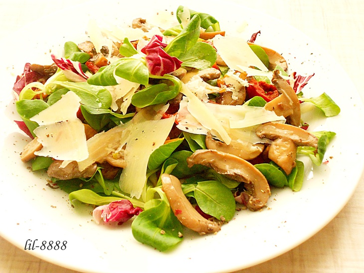 Салат за минуту с грибами, вялеными томатами и пармезаном.: шаг 3
