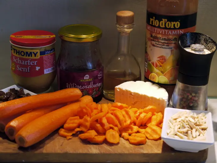 Пикантный морковный салат с брынзой и фруктовой заправкой: шаг 1