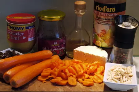 Пикантный морковный салат с брынзой и фруктовой заправкой: шаг 1
