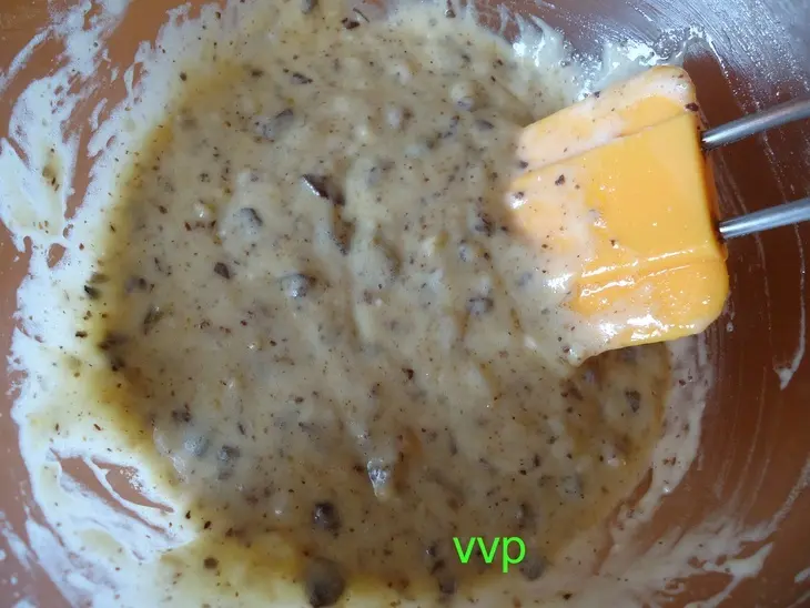 Медовые мадленки с шоколадной крошкой и орехами: шаг 2