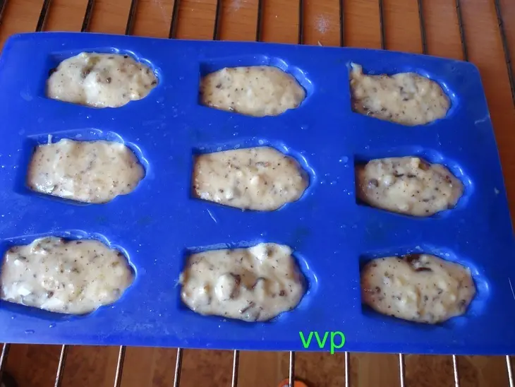 Медовые мадленки с шоколадной крошкой и орехами: шаг 3