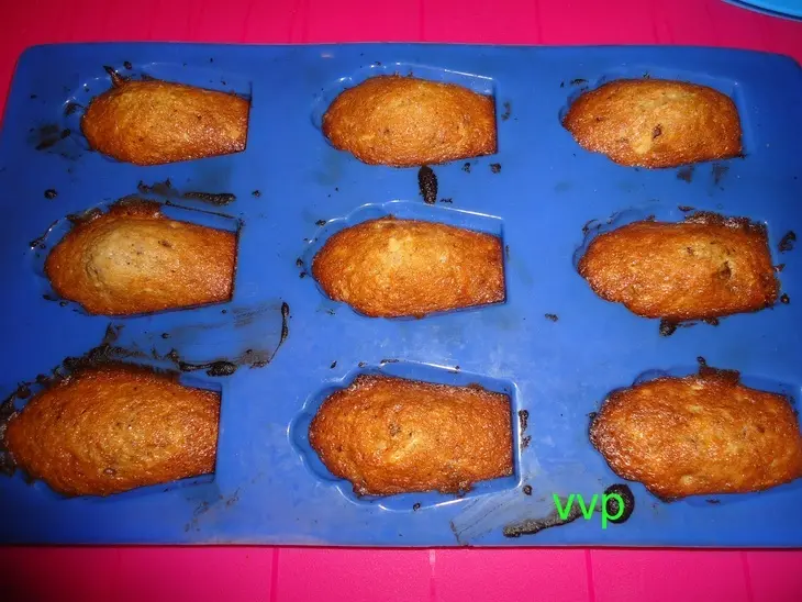 Медовые мадленки с шоколадной крошкой и орехами: шаг 4