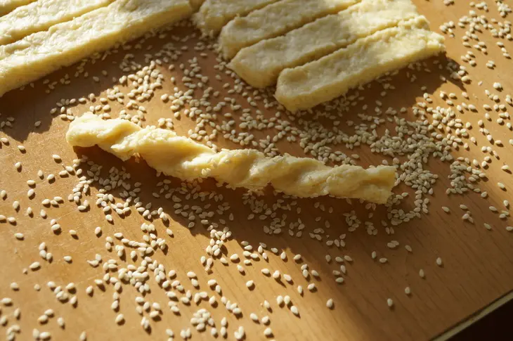 Сырные палочки с кунжутом: шаг 7