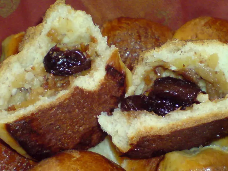 Маленькие пирожки с яблоками и вялеными вишнями: шаг 9
