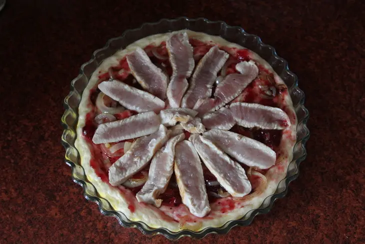 Пирог с индейкой, сыром бри и клюквенным соусом: шаг 8