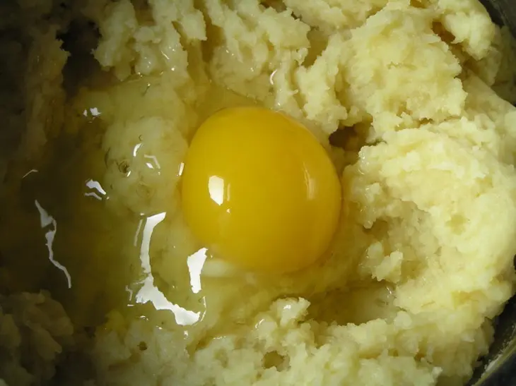 Картофельные эклеры с творожным сыром, рисом, овощами и зеленью: шаг 7