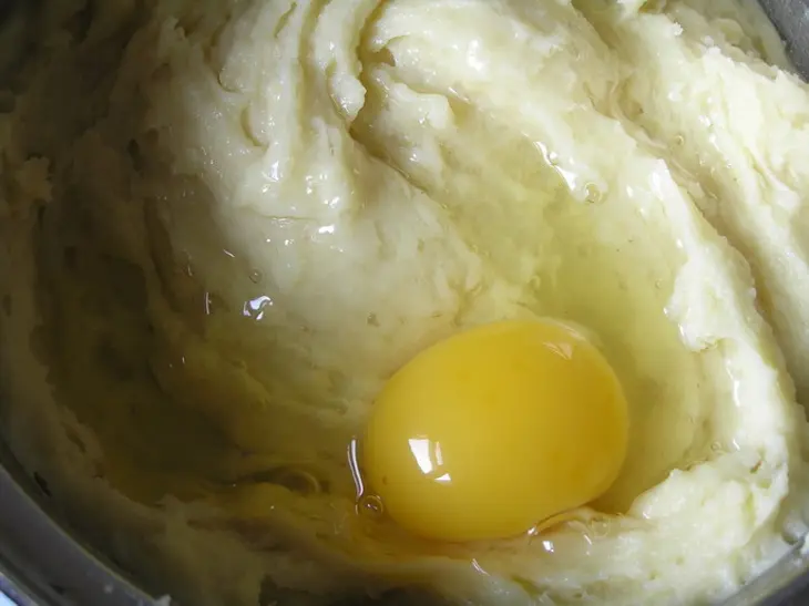 Картофельные эклеры с творожным сыром, рисом, овощами и зеленью: шаг 8