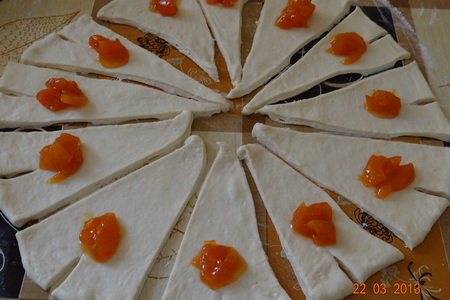 Сдобные рогалики с абрикосовым вареньем: шаг 2