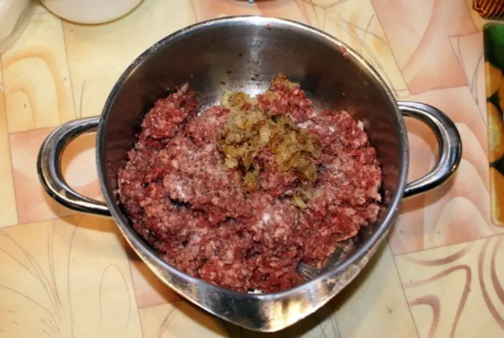 Мясные тефтели под клюквенным соусом: шаг 1