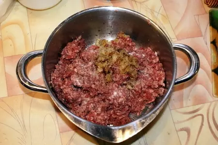 Мясные тефтели под клюквенным соусом: шаг 1