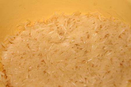 Рис с шафраном: шаг 1