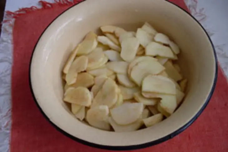Яблочный пирог с медовой заливкой: шаг 1