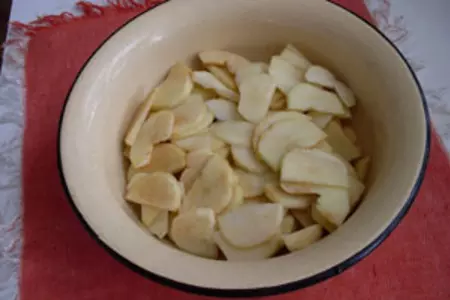 Яблочный пирог с медовой заливкой: шаг 1