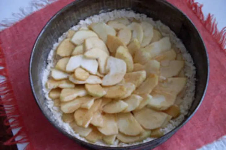 Яблочный пирог с медовой заливкой: шаг 3