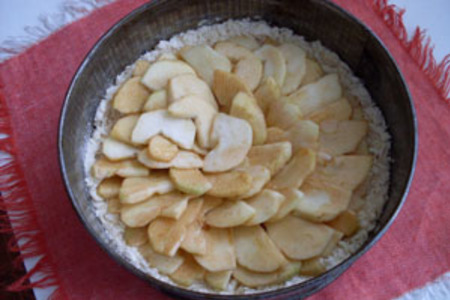 Яблочный пирог с медовой заливкой: шаг 3