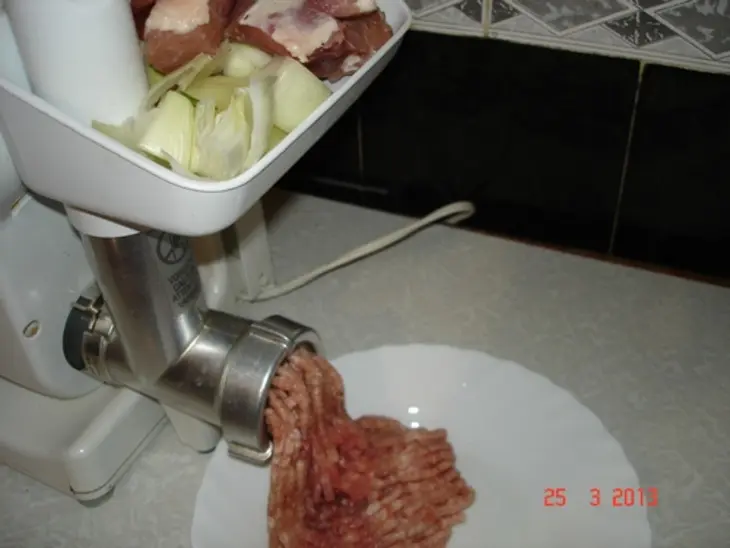 Беляши с брусничным соусом.: шаг 2