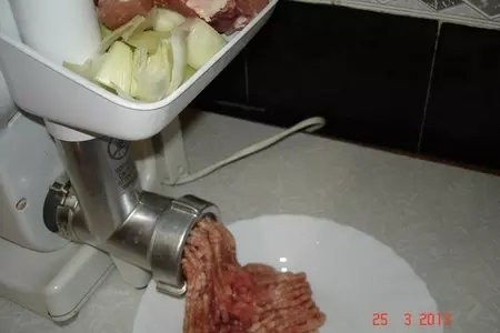 Беляши с брусничным соусом.: шаг 2