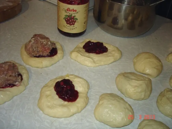 Беляши с брусничным соусом.: шаг 4