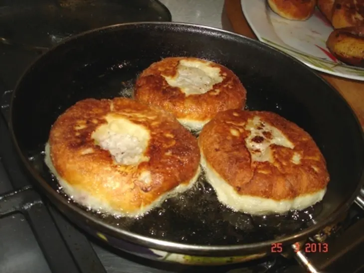 Беляши с брусничным соусом.: шаг 7