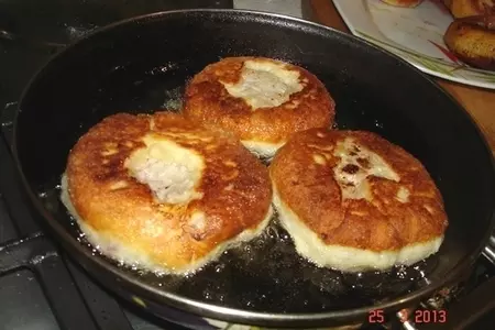 Беляши с брусничным соусом.: шаг 7