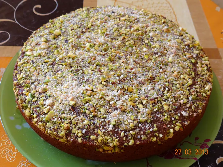 Медово-шоколадный пирог с изюмом и солёными фисташками: шаг 5